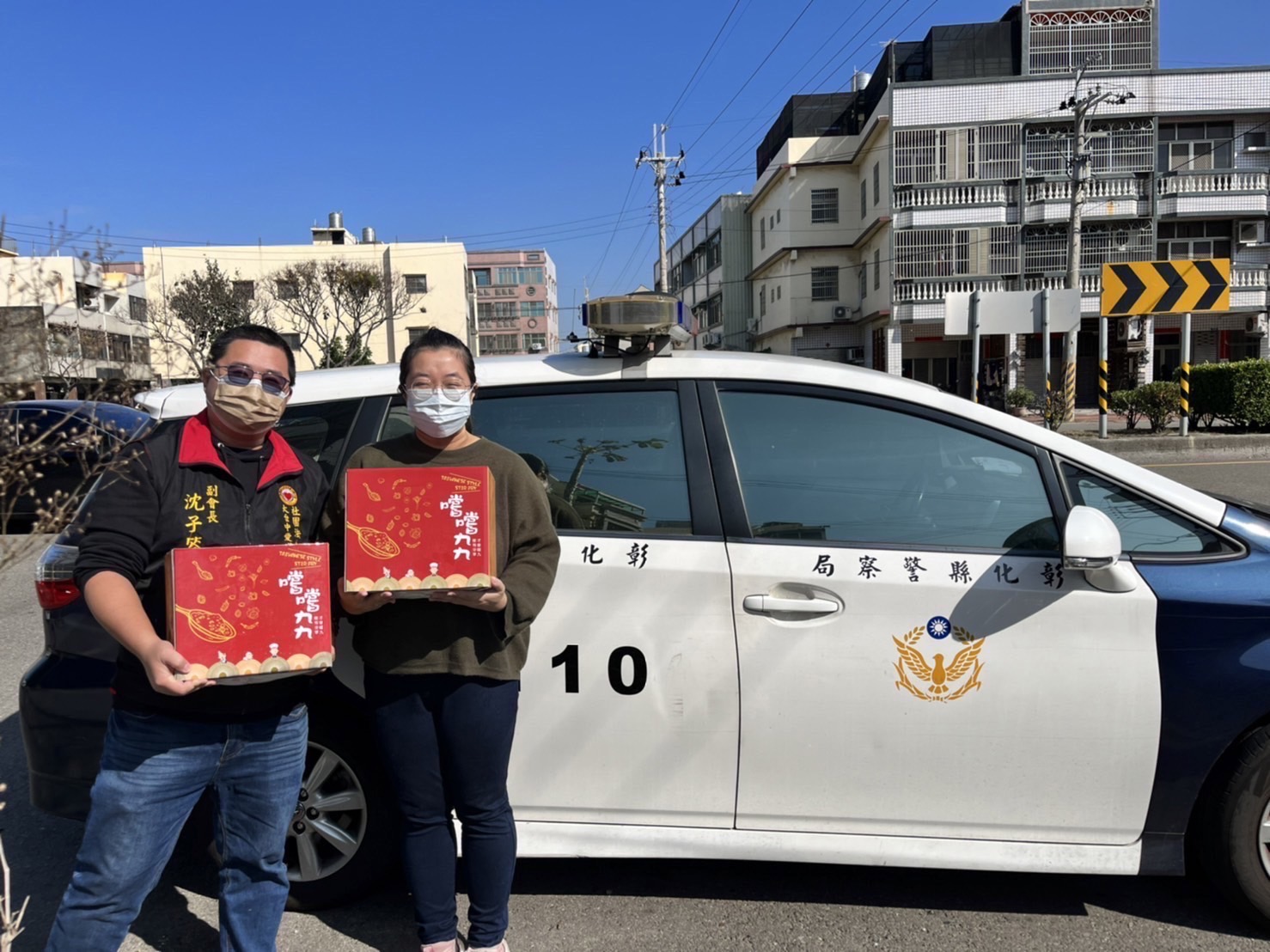 彰化警彰化分局中正派出所攜手大臺中愛心同心會將愛心年菜送自里民手中。(圖/記者謝榮浤翻攝)