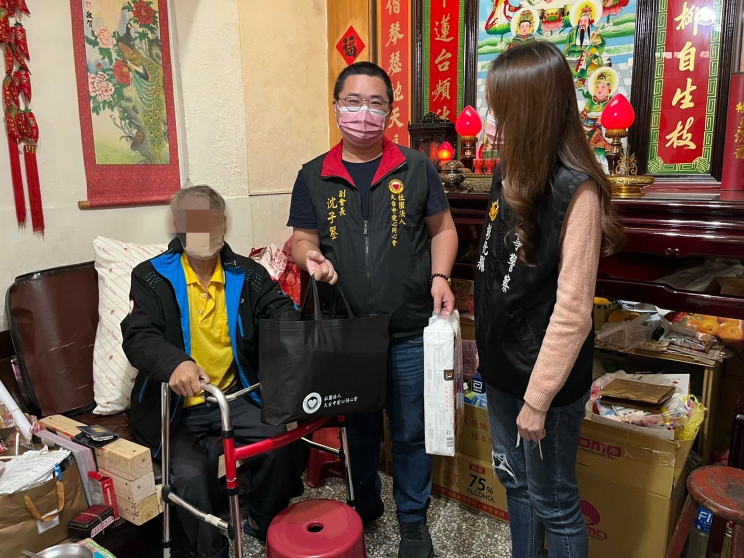 彰化警彰化分局中正派出所攜手大臺中愛心同心會將愛心年菜送自里民手中。(圖/記者謝榮浤翻攝)