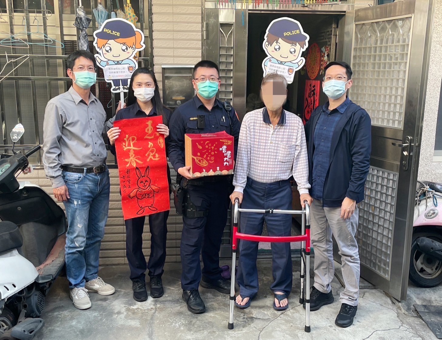 彰化警彰化分局中正派出所攜手大臺中愛心同心會將愛心年菜送自里民手中。(圖/記者謝榮浤翻攝)