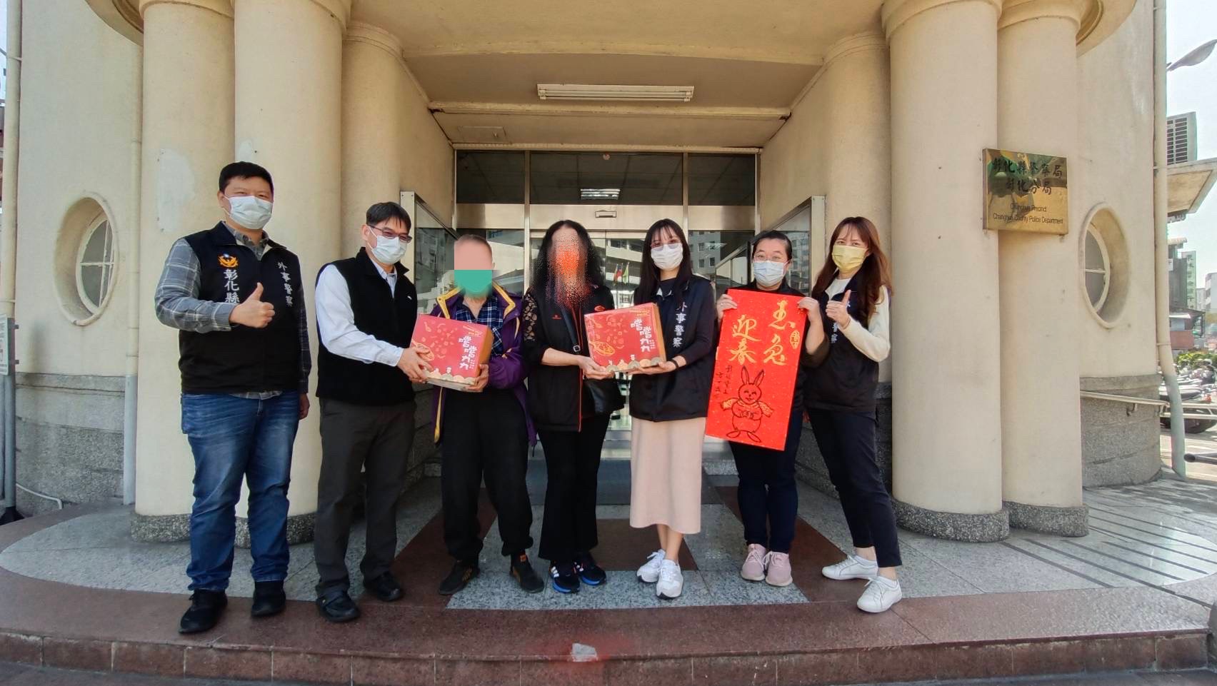 彰化警彰化分局中正派出所攜手大臺中愛心同心會將愛心年菜送自里民手中。(圖/記者謝榮浤翻攝)