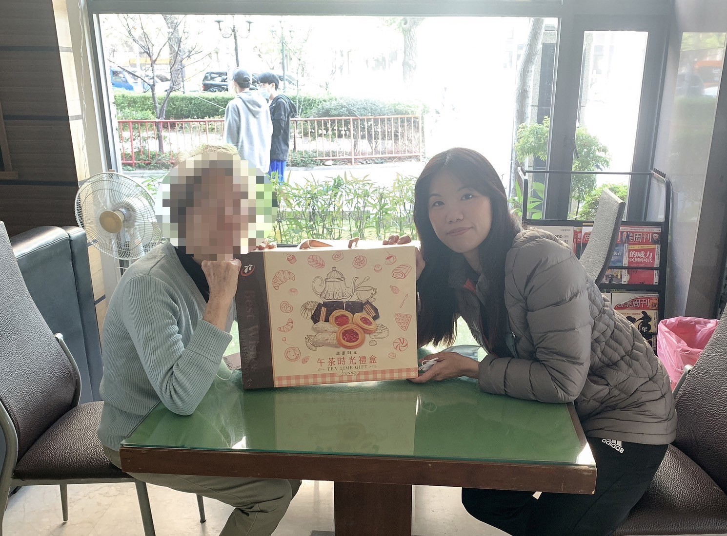 中市警二分局公園派出所警員鄭惠婷人美心善轉介紓困廖婦,深獲好評。(圖/記者謝榮浤翻攝)