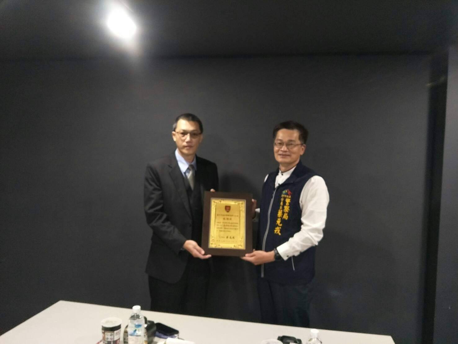 為感謝臺中市西屯區商辦大樓物業管理公司日前協助破獲跨國大型博弈犯罪集團，中市警六分局長蔡元戎特別致贈感謝狀及警察熊。(圖/記者謝榮浤翻攝) 