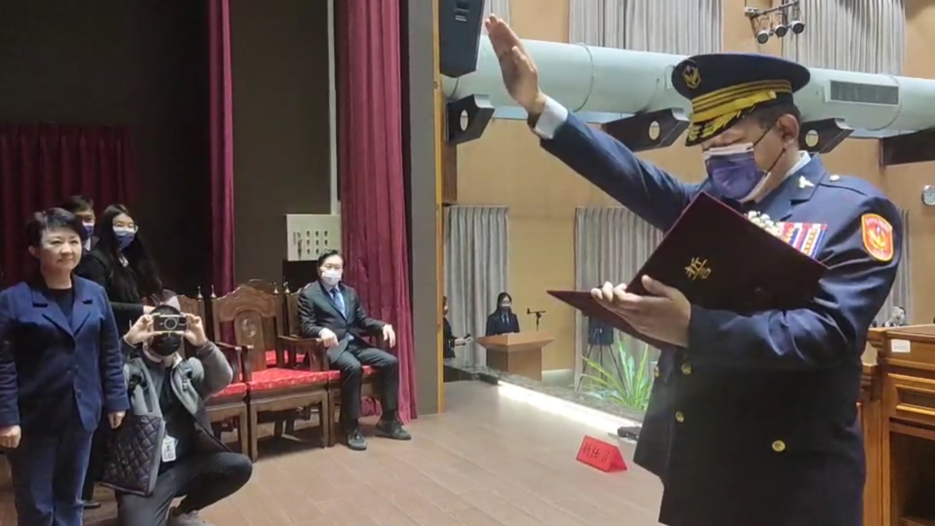 臺中市政府警察局舉行新卸任警察局長布達交接典禮,市長盧秀燕親臨主持並對新任局長寄予厚望。(圖/記者謝榮浤攝)