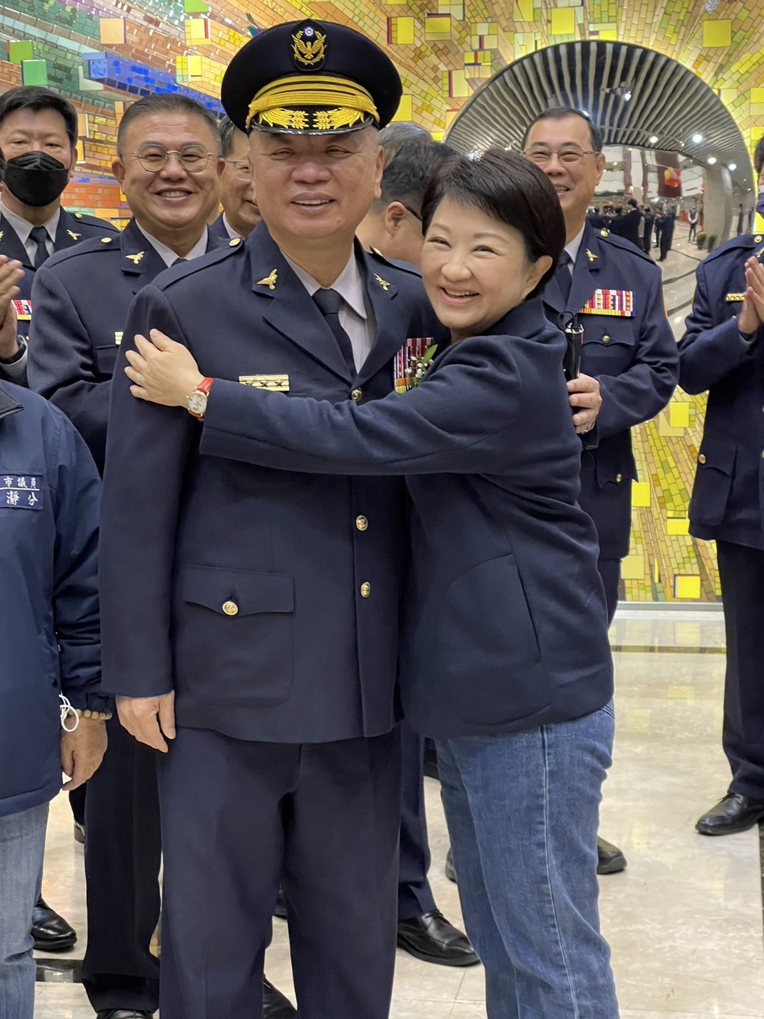 台中市長盧秀燕不捨退休的蔡蒼柏局長。(圖/記者謝榮浤攝)