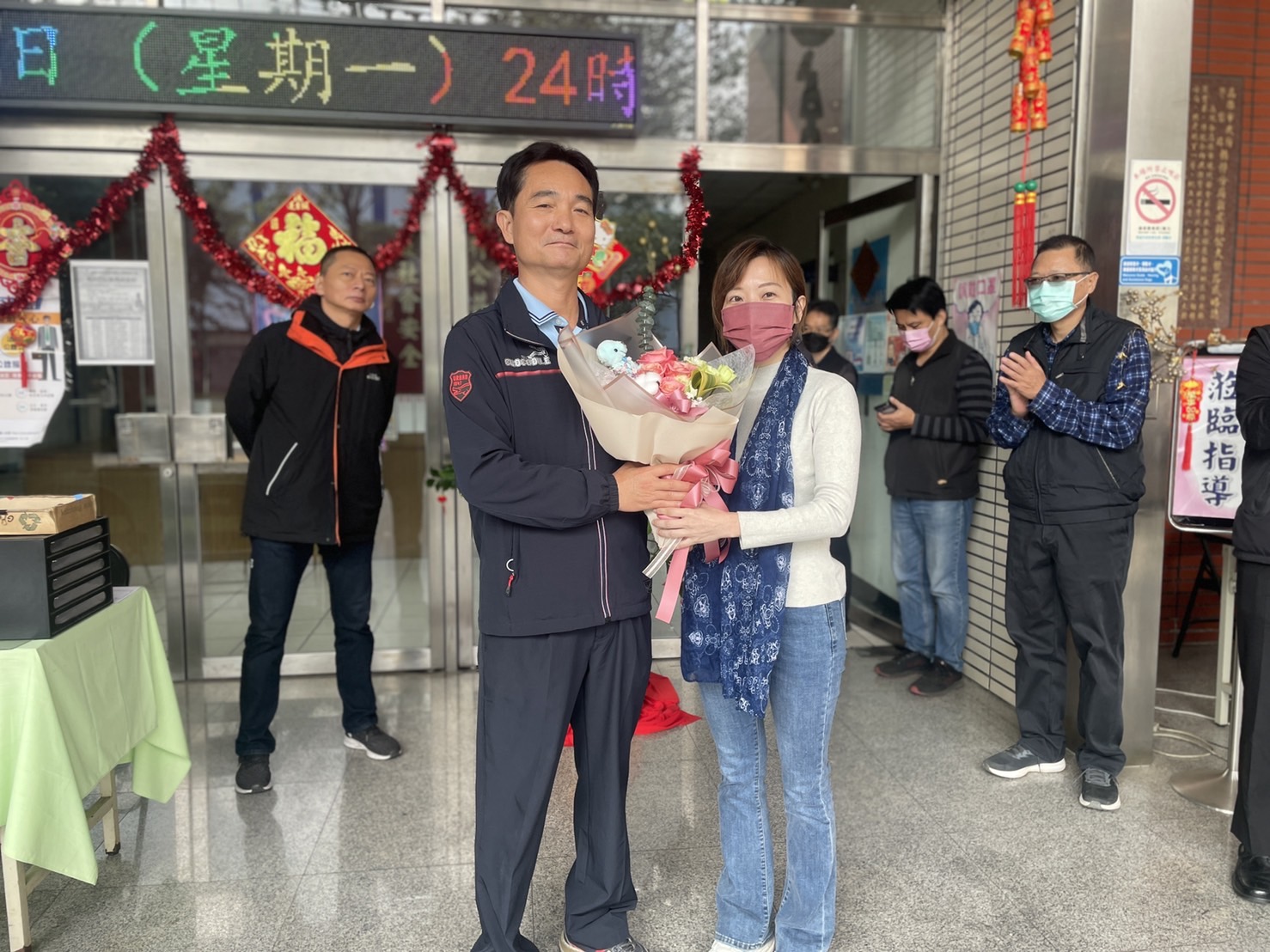 楠梓警屆齡3人退休 同仁列隊歡送
