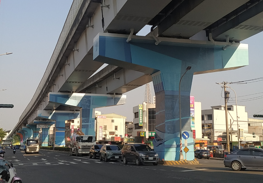城市美學新典範 捷運墩柱換新裝 捷運楠梓加工區站（R19）至後勁站（R20）橋墩柱彩繪完成