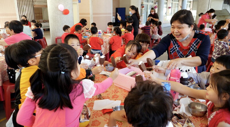 漾新聞|請總鋪師搭棚仔煮料理 苓洲國小附幼沈浸式學台語體驗台式辦桌文化