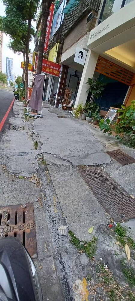 漾新聞|輕軌施工區域路面髒亂不堪凹凸不平 議會國民黨團抨擊「高雄行人地獄」