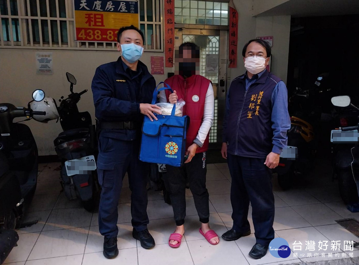 中壢派出所與里長發送慈惠堂物資。