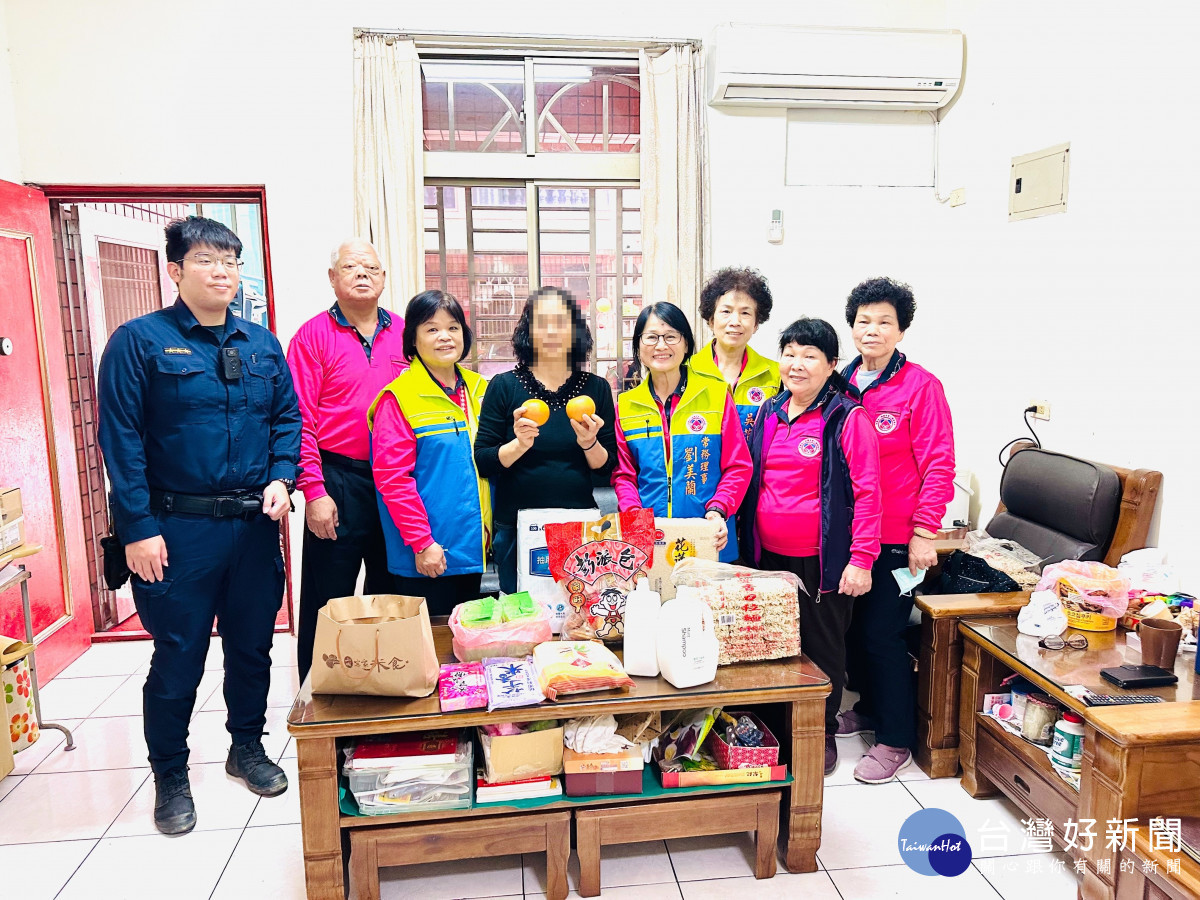 青埔派出所偕同愛心協會發送物資。<br /><br /> <br /><br /> 