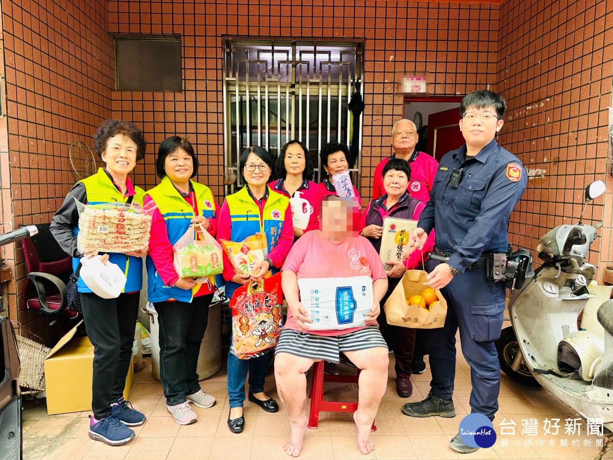 青埔派出所偕同愛心協會發送物資。<br /><br /> <br /><br /> 