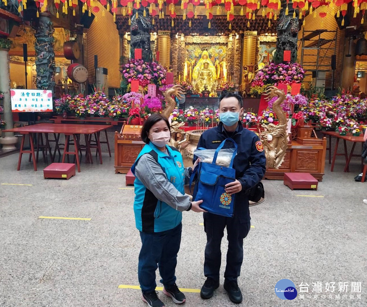 中壢派出所發送慈惠堂物資。<br /><br /> <br /><br /> 