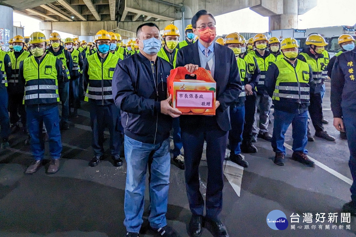 感謝犧牲春節假期為民服務,桃園市長張善政慰勞清潔隊員並為他們加油打氣。