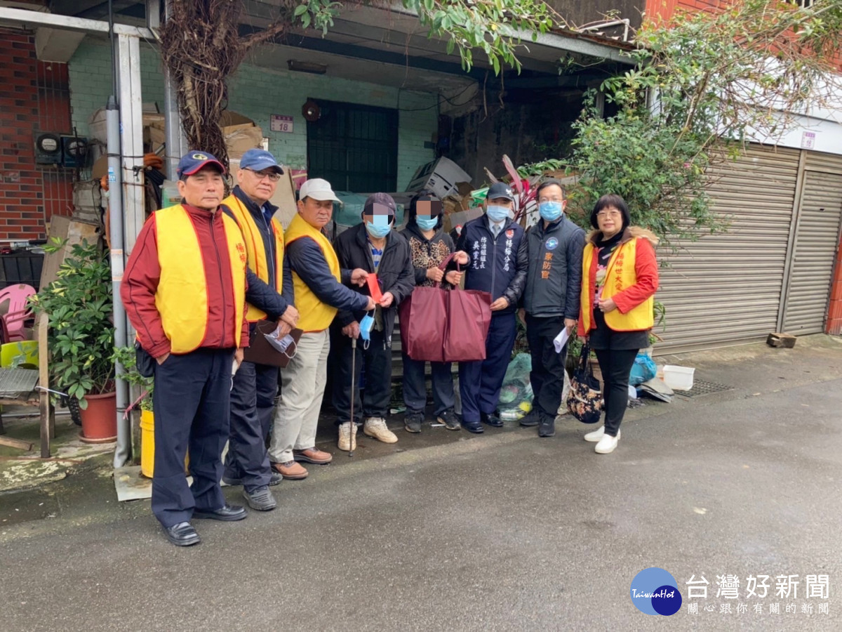 楊梅警結合社福團體關懷弱勢家庭，同時啟動緊急救助。<br /><br /> <br /><br /> 