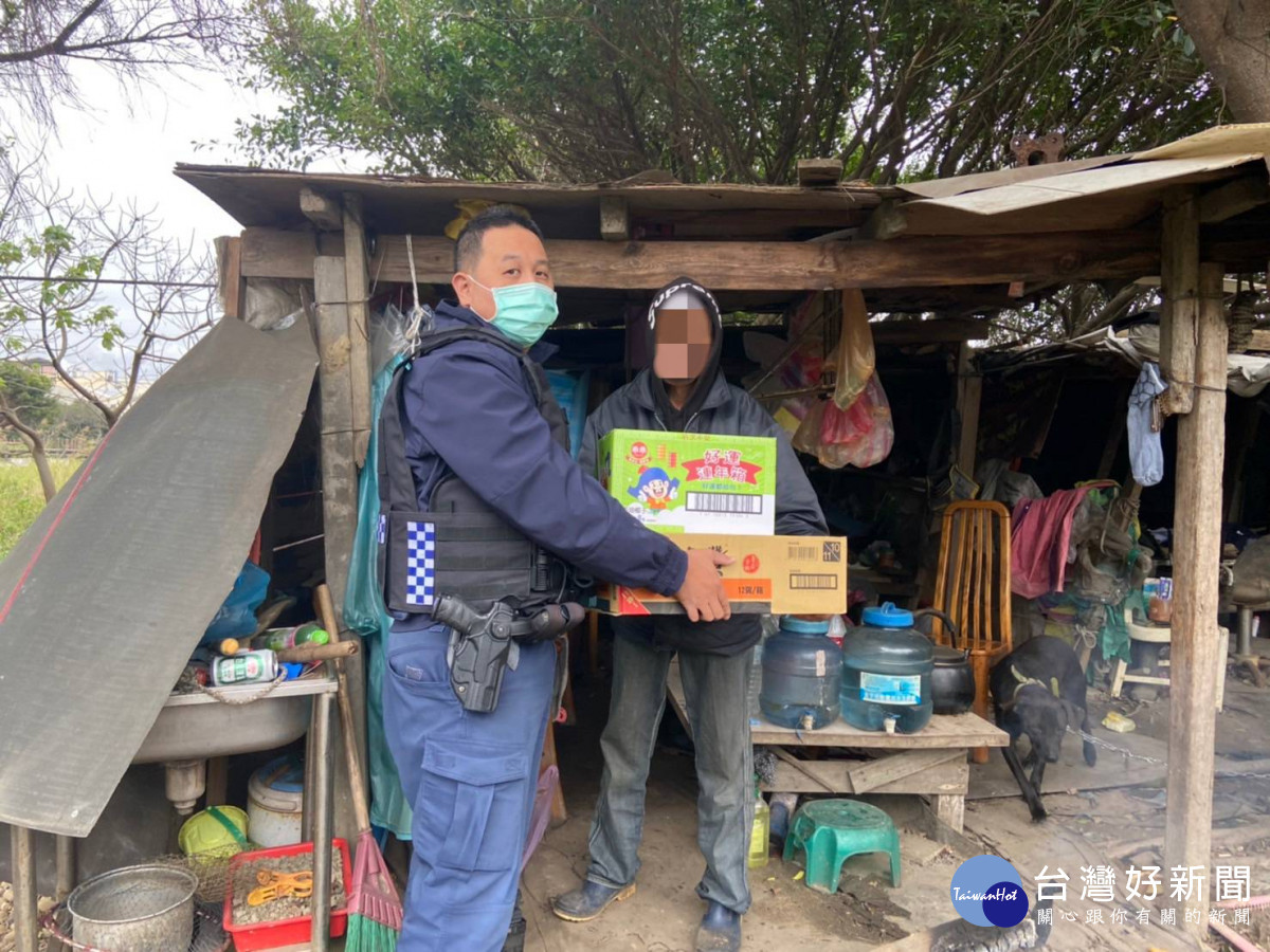 男子空地搭棚餐風露宿,大園警關懷送暖協助過寒冬。