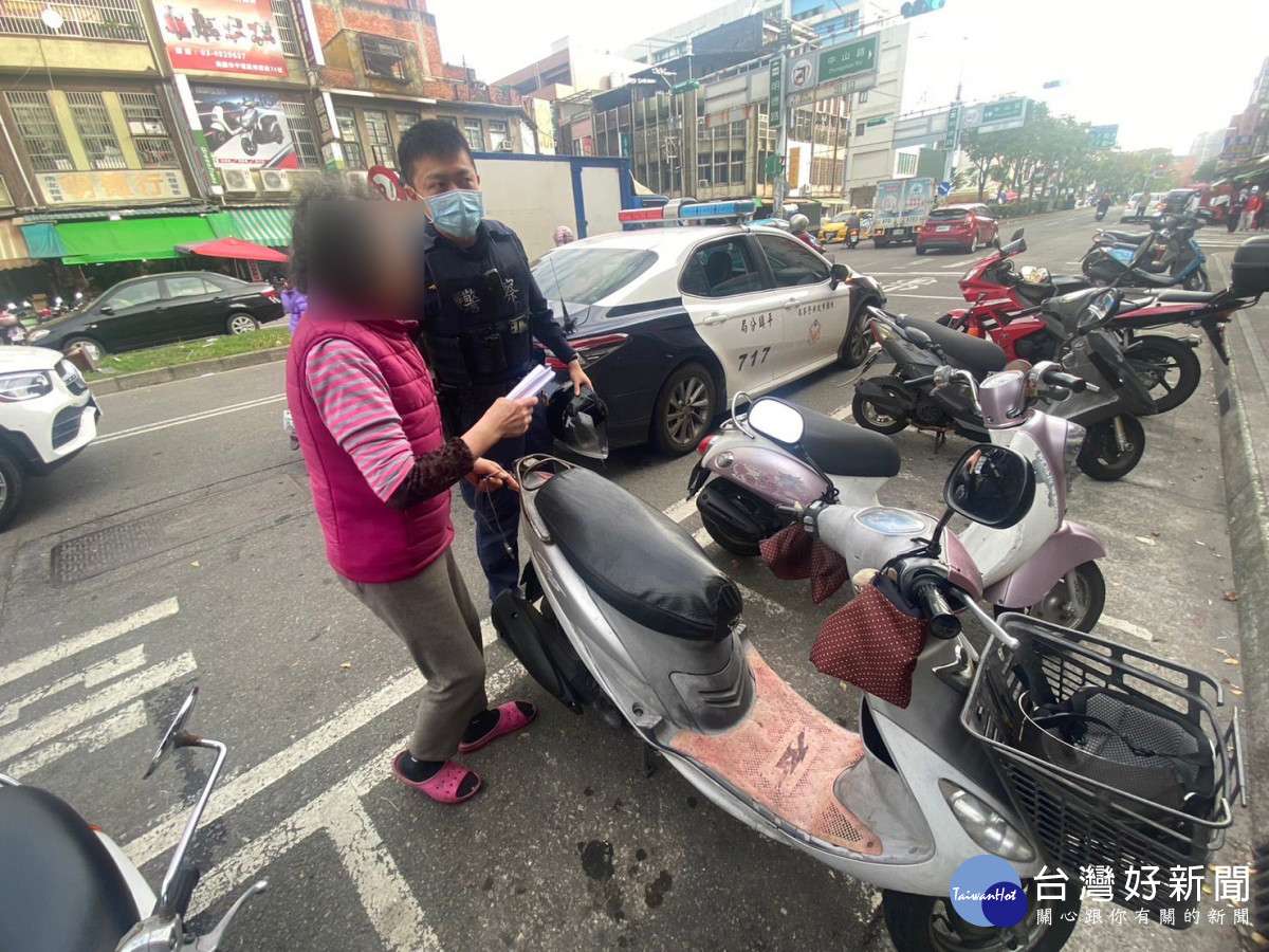 老婦人慌張的向警方表示她的停放路邊的機車不見蹤影,在員警的協助下尋回機車。