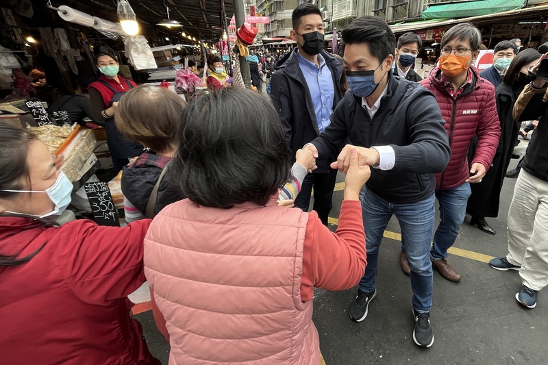 台北市長蔣萬安（前右）17日上午前往榮濱商圈年貨大街，向民眾拜年。中央社
