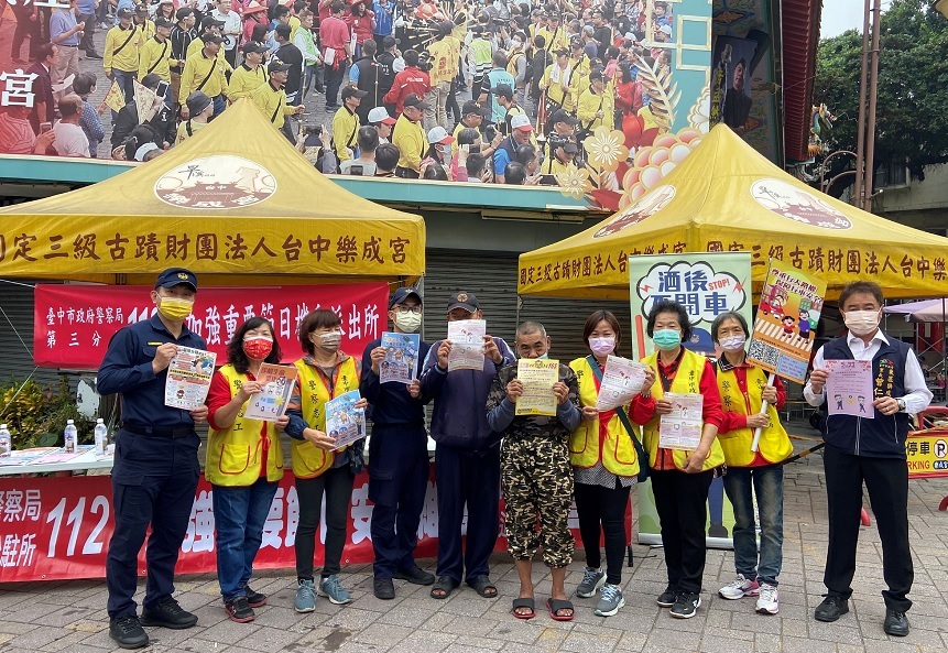 ▲ 第三分局東區分駐所員警協助物資發放及宣導,攜手送暖人間 (圖/台中市警察局 提供)