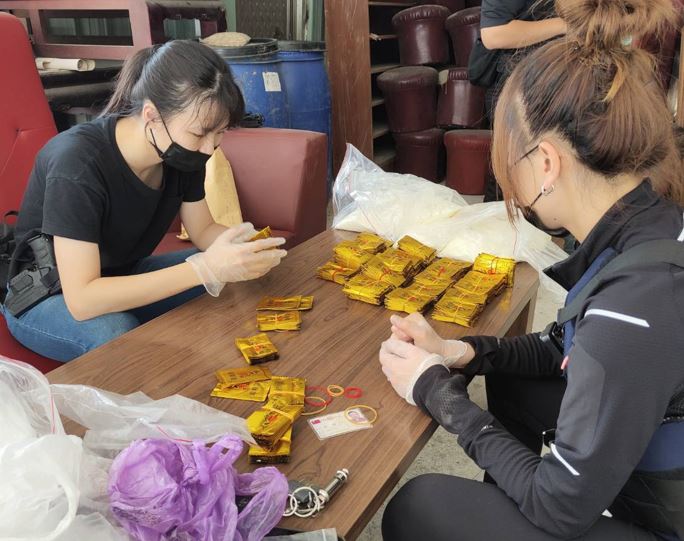 ▲ 警方於隱密鐵皮屋中查獲大批毒品咖啡包 (圖/台中市警察局 提供)