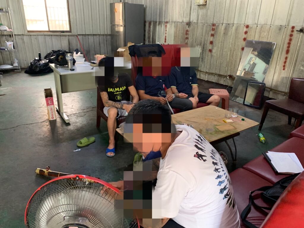▲警方拂曉出擊,搗破鐵皮屋毒窟及查獲2名逃逸移工 (圖/台中市警察局 提供)