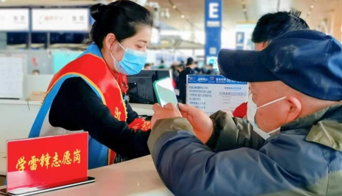 難掩激動午飯前就能到家 2年沒回老家過年的送滇中引水工人搭機回家過年