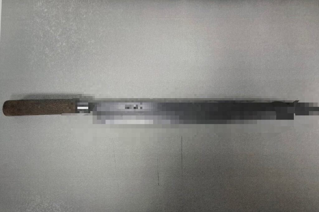 (上)警方扣押作案刀具證物。