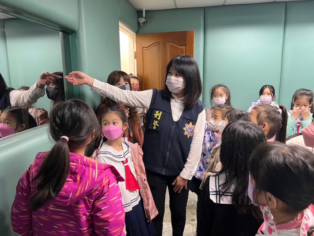 員警藉由學生參訪警局偵詢室,以實際案例說明網路犯罪觸法責任