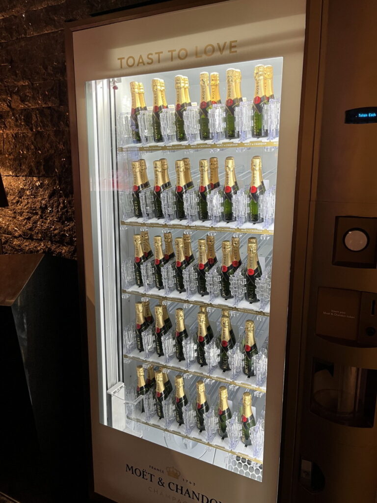 AMAZZING CLUB滿意客計畫與Moët & Chandon合作專屬販賣機警語【喝酒不開車 開車不喝酒 請勿飲酒過量 安全誠無價 酒後找代駕】