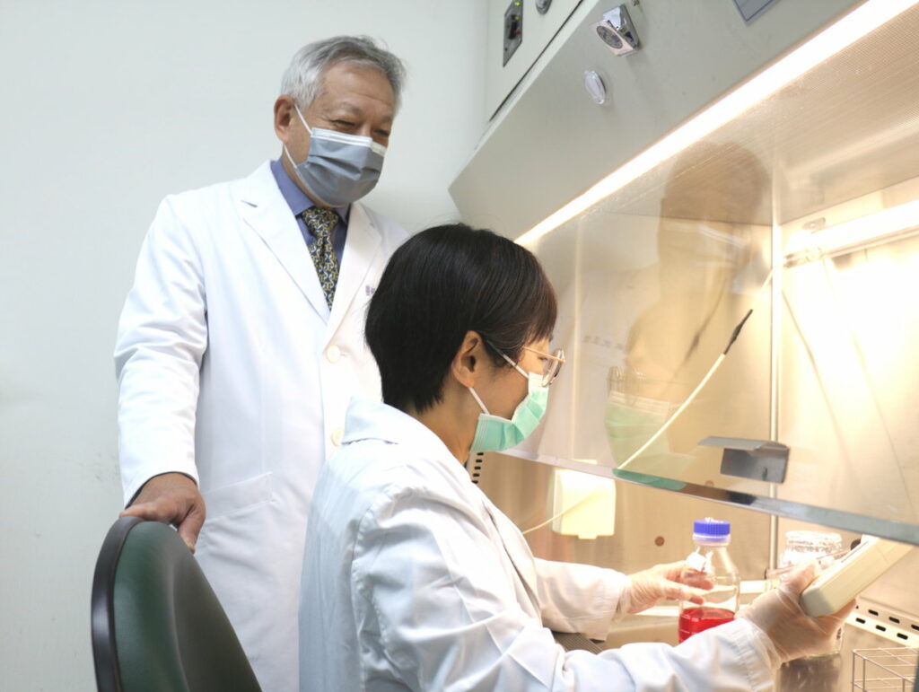沈正煌教授與方瓊瑤副研究員進行研究