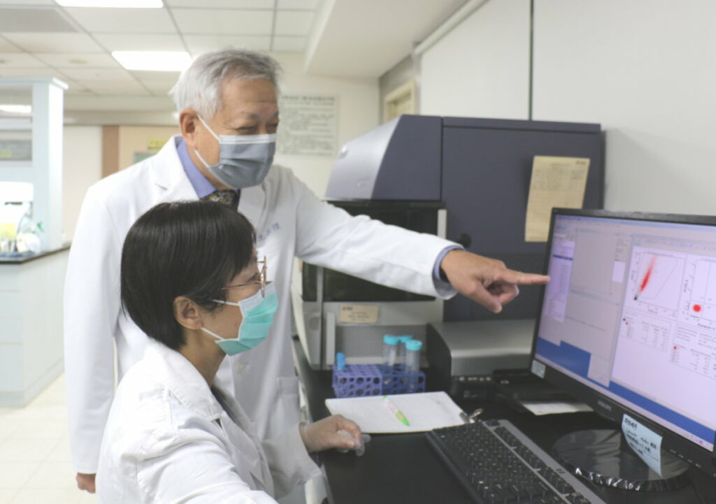 沈正煌教授與方瓊瑤副研究員進行研究分析