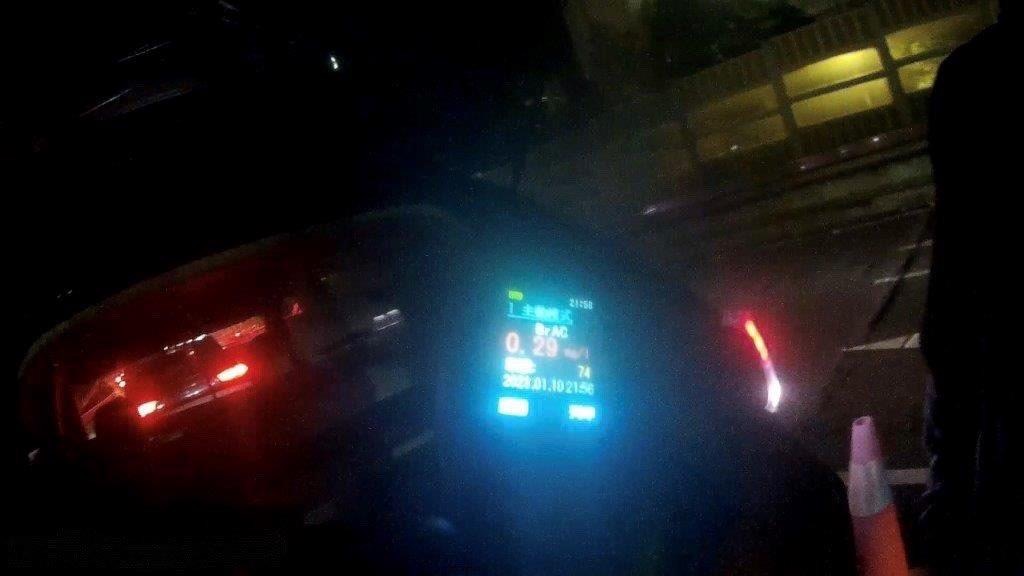 警方對閉男實施酒測，其呼氣酒精濃度為0.29MG/L。(圖/保安警察大隊提供)