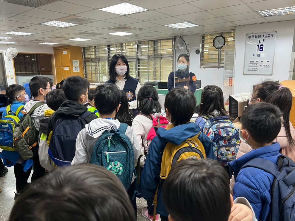 臺北市敦化國小於寒假前至警局參訪