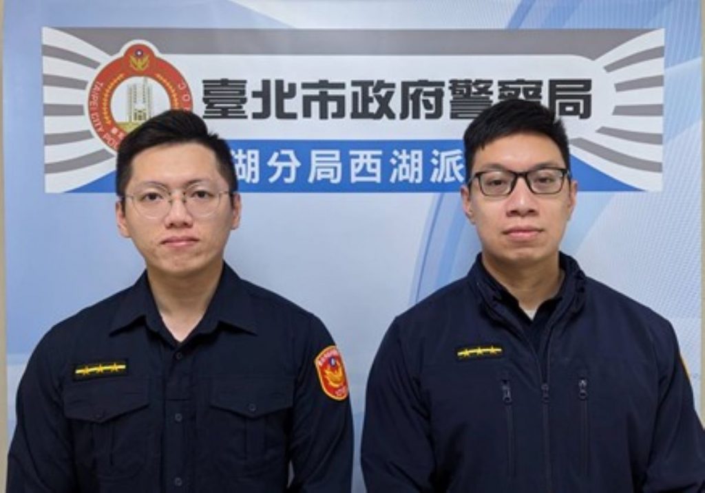西湖派出所警員郭守宏(左)、鄧在軒(右)。
