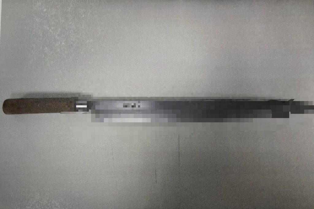 警方扣押作案刀具證物。