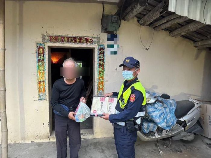 老翁處境堪憐身陷困境 旗山員警伸援手
