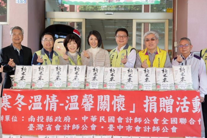 南投縣長許淑華牽線傳愛 會計師公會捐南投家扶千包白米