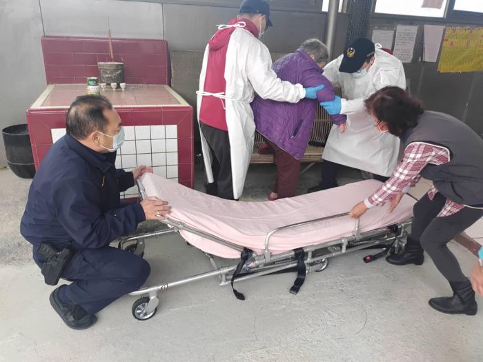 婦人透早土地公廟拜拜跌倒 波麗士馳赴救援助送醫
