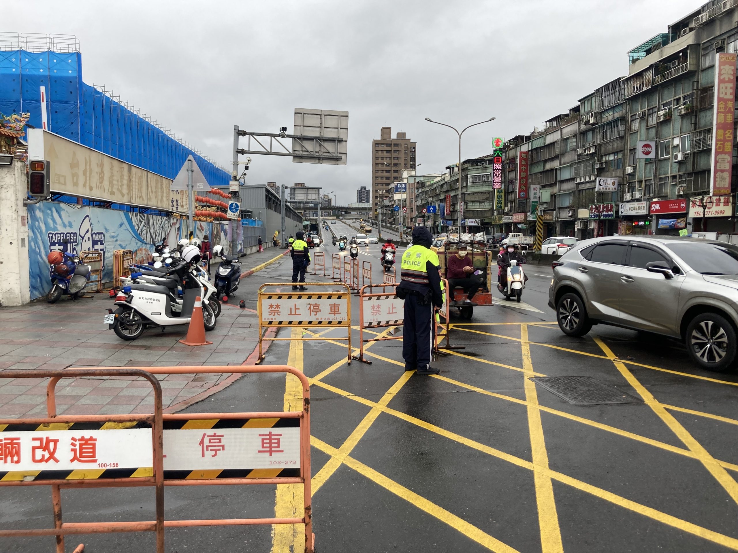 萬華分局春節前夕針對萬大路、富民路口進行汽車管制。（記者徐煜勝翻攝）