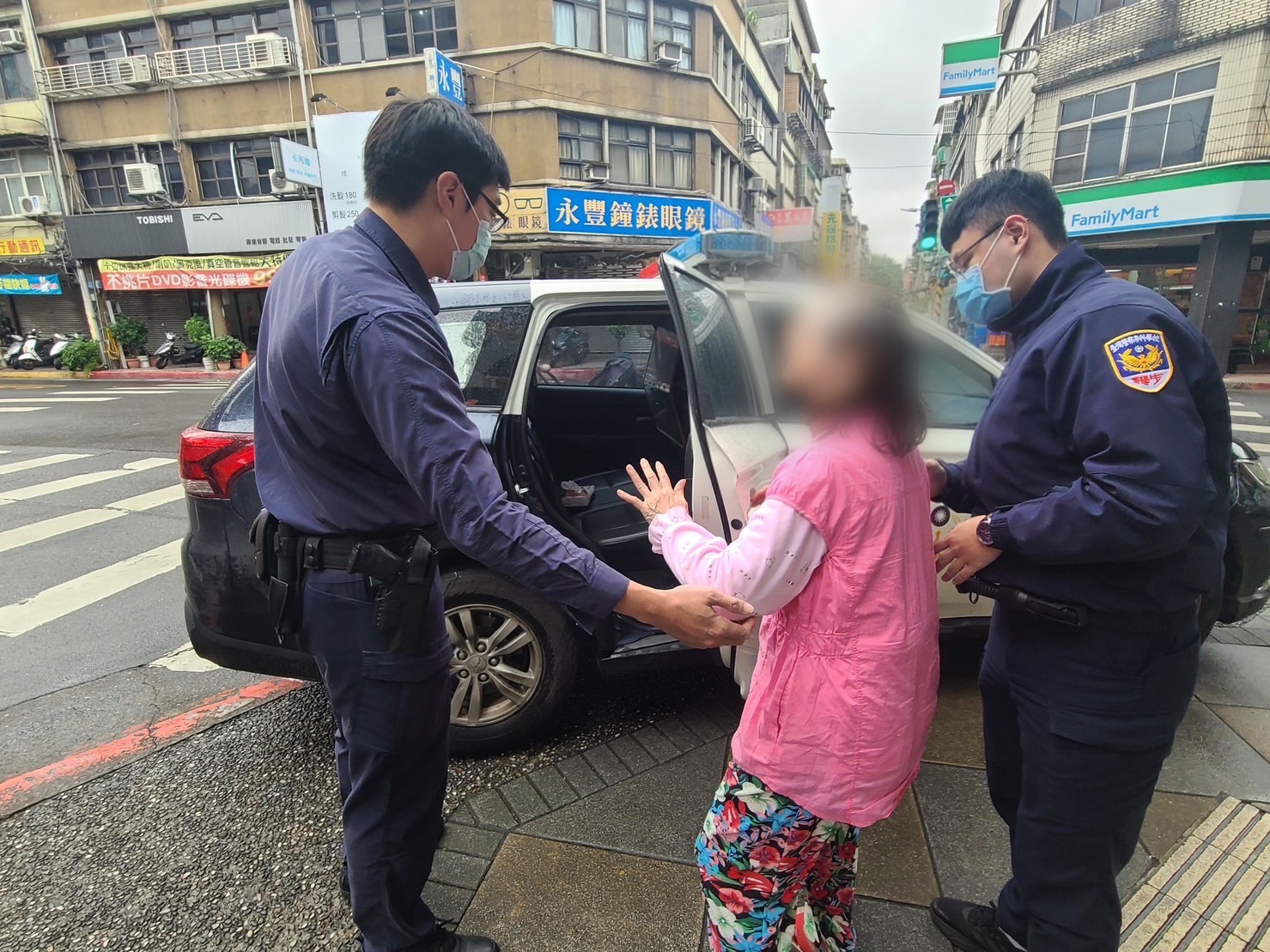 萬華警協助失智婦人返家。(記者徐煜勝翻攝)