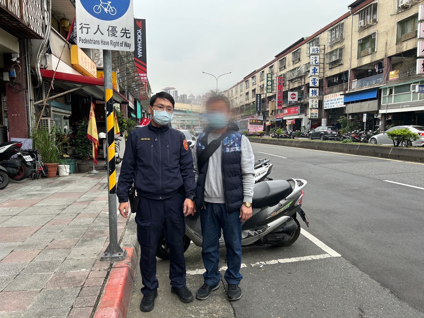 林男感謝員警熱心協助迅速將其機車找回,對於警方極高之效率讚賞不已。 (記者徐煜勝翻攝)
