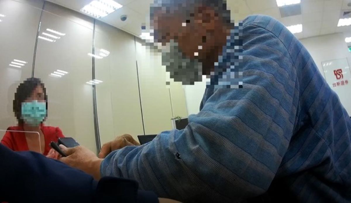 行員察覺有異通報警方到場協助。(記者宋紹誠翻攝)
