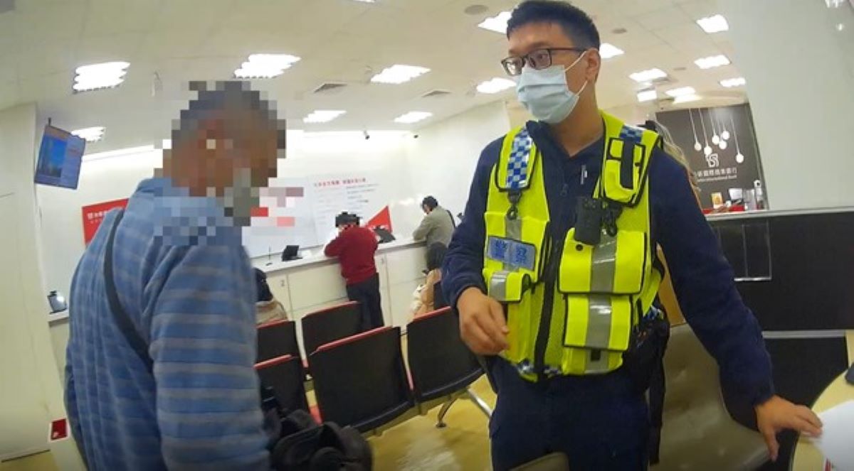 男子感謝警方與行員熱心協助。(記者宋紹誠翻攝)