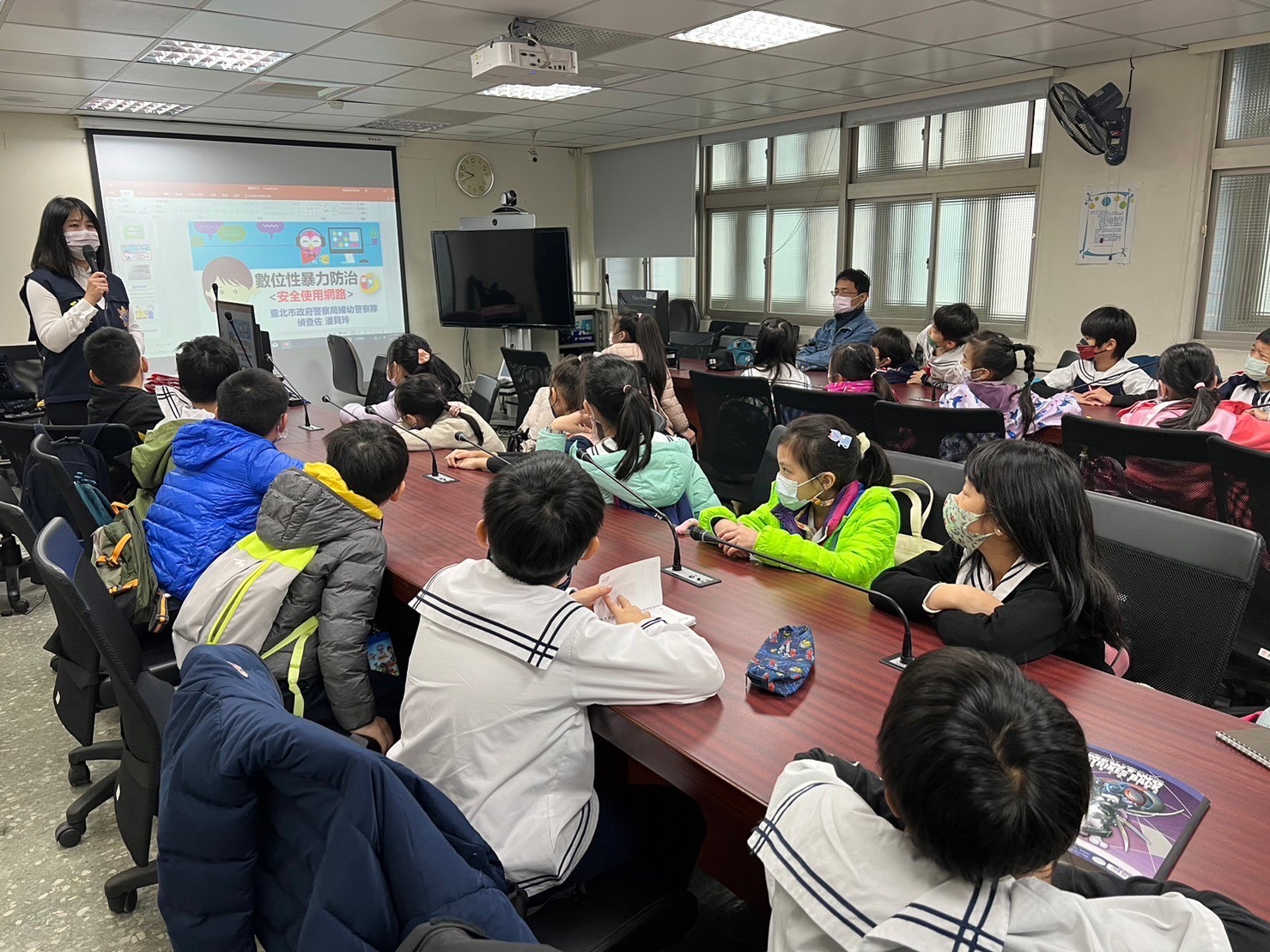 員警強化宣導寒假期間兒少網路安全。（記者趙靜姸翻攝）   