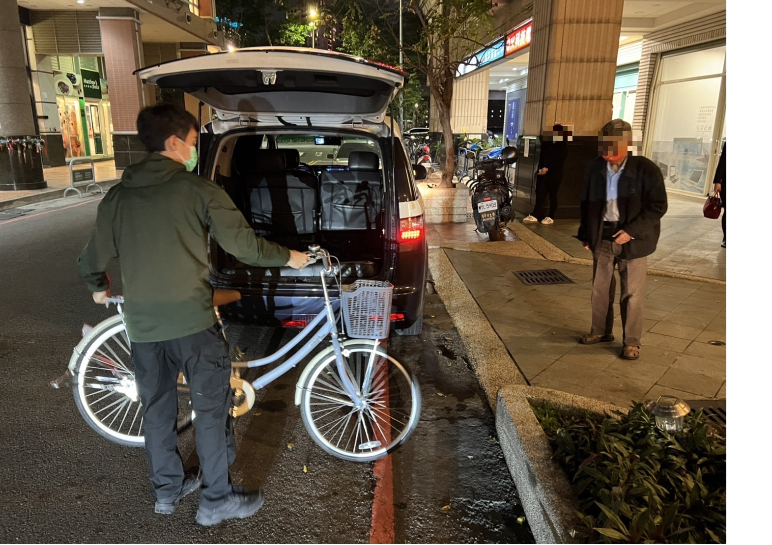 中市警四分局大墩派出所日前幫助以龜速騎乘易肇生危險的老翁返家。(圖/記者謝榮浤攝)