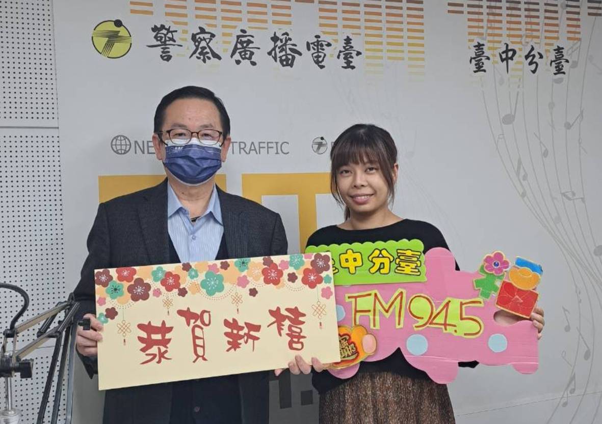 中市警副局長魏慶賢昨(16)日親上電臺直播節目暢談「112年加強重要節日安全維護工作」。(圖/記者謝榮浤攝)