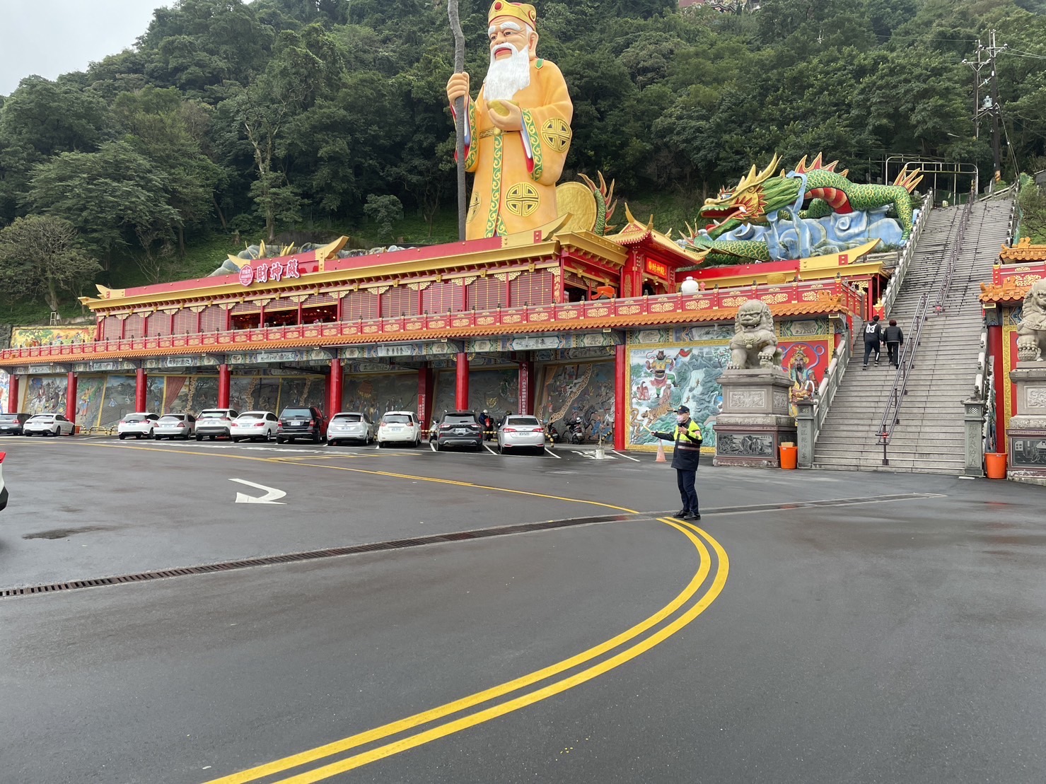 過年期間中和警加強烘爐地交通疏導。(記者徐煜勝翻攝)