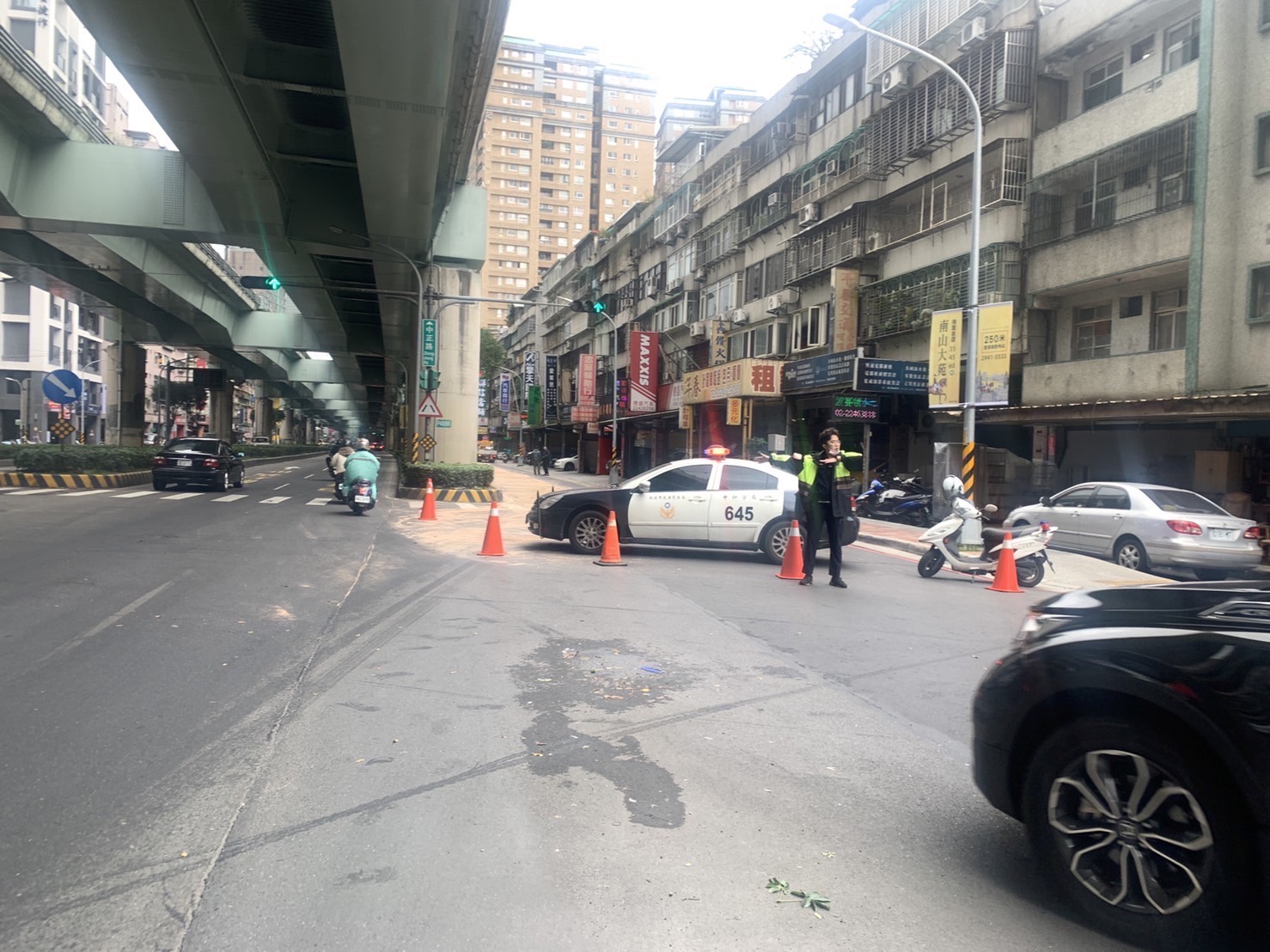 中和警緊急清除油漬。(記者徐煜勝翻攝)