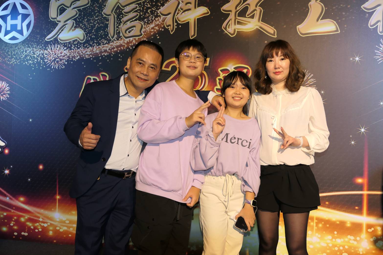 呂家蒼董事長（左一）與夫人黃丹（右一）帶一雙兒女上台抽出最大獎。（記者馬治薇攝）