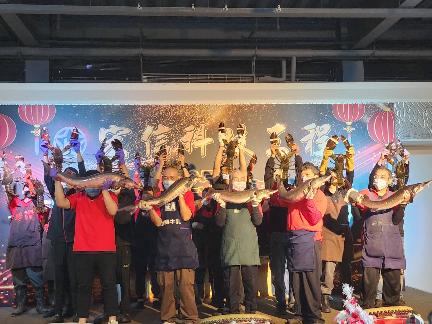 開桌前「辦桌」人員上台展示大波龍蝦與鱘龍魚，呈現在地文化的特色。（記者馬治薇攝）