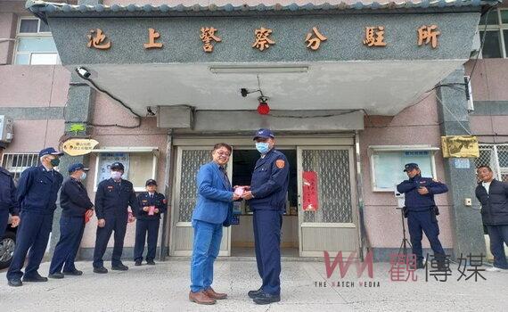 提前賀春節 池上鄉長林建宏慰勞警察分駐所與消防分隊「大家辛苦了」!